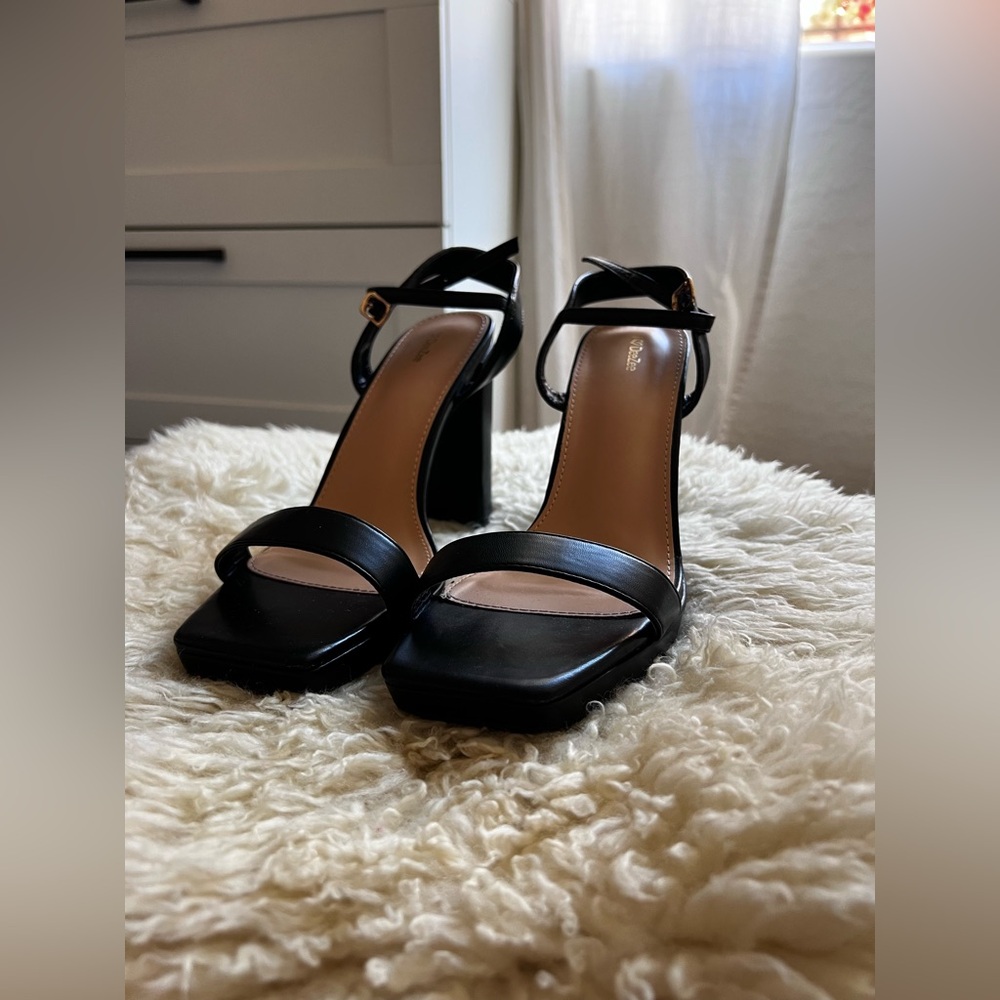 Black heels 
Brand: DeeZee 
Size: 7